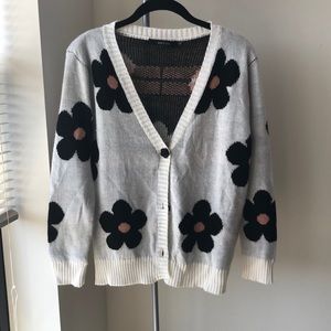 🍒 Cute daisy sweater/cardigan!